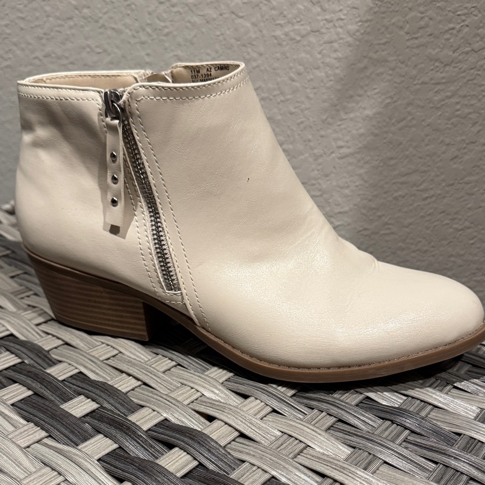 Arizona Jean Company Women's Off-White Ankle Booties